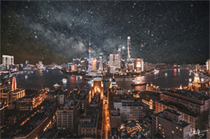 在华灯初上的城市寻找温暖